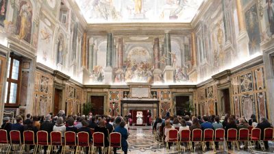 Vaticano: «Comunicar é a coisa mais humana que existe», afirmou o Papa a comunicadores franceses