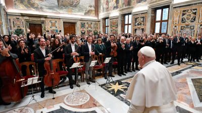 Vaticano: Papa pediu à Fundação Arena de Verona que «transmitam felicidade» pela arte e destacou importância do trabalho em comunidade