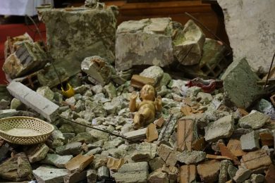 Natal: Presépio na igreja matriz de Peniche mostra Jesus sozinho, entre destroços, para evocar guerra na Terra Santa