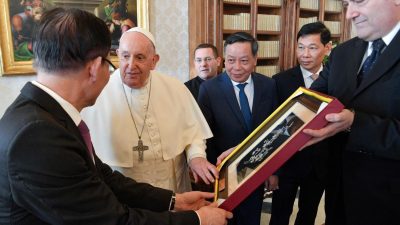 Vietname: «Francisco quer ir, a comunidade católica deseja muito», disse o secretário para as Relações com os Estados do Vaticano
