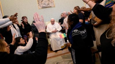Vaticano: Rezar o terço «é pouco aos olhos dos homens, mas é muito aos olhos de Deus» - Francisco
