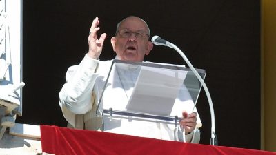 Vaticano: Papa questiona católicos sem compromisso