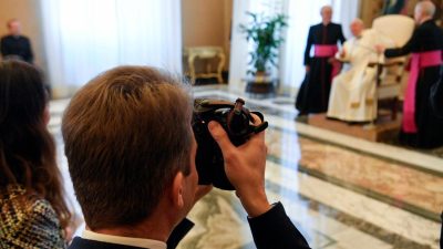Igreja/Media: Papa alerta para impacto das «notícias falsas» na promoção de conflitos