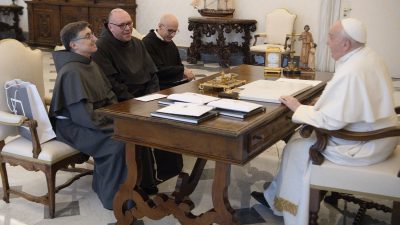 Vaticano: Francisco pede «pontes de paz» para mundo em guerra