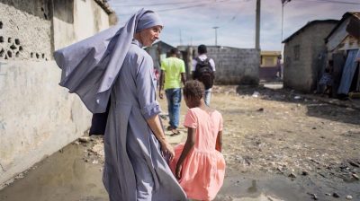 Vaticano: Papa telefona a missionária que cuida de 2500 crianças no Haiti