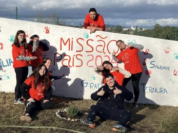 Missão País: Estudantes do Politécnico de Leiria pintam mural com mensagens no Centro Social Paroquial de São Simão de Litém