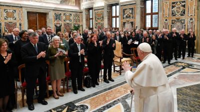 Vaticano: Papa pede que educação católica vá para lá de «muros» ou «limites» das instituições