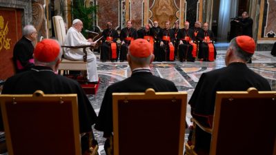 Vaticano: Papa sublinha importância da reforma litúrgica e pede linguagem «compreensível» para todos