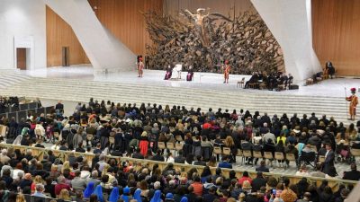 Vaticano: Papa alerta para tristeza que se transforma em «doença da alma»