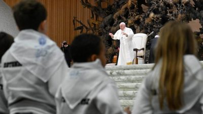 Vaticano: Papa pede que jovens procurem mais do que «likes» e seguidores nas redes sociais