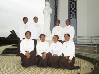 Vida Consagrada: Oito jovens timorenses tomam o hábito nas Clarissas de Monte Real