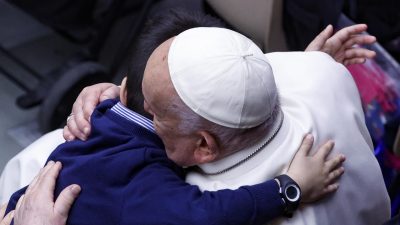 Vaticano: Papa encontrou-se com crianças doentes, pedindo «especial atenção aos mais frágeis»