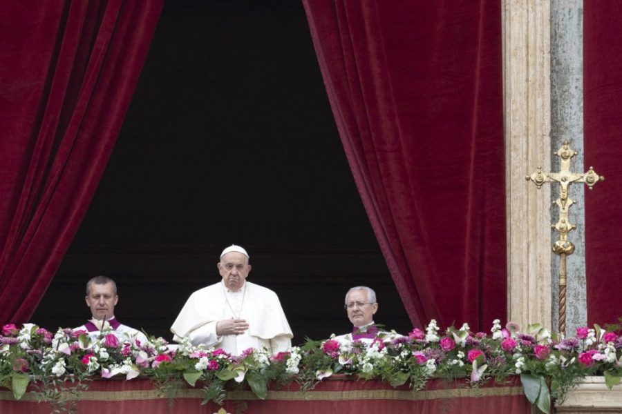 «Urbi et Orbi»: Papa denúncia tráfico humano e apela à defesa da vida