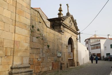 Guarda: Trabalhos de restauro revelam «raríssimo conjunto» de pinturas em Igreja Matriz de Malhada Sorda