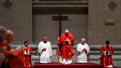 Vaticano: Pregador do Papa destacou que «ninguém é excluído» do convite que Jesus «dirige ao mundo do alto da cruz»