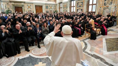 Vaticano: Papa deixa conselhos aos confessores e sublinha atitude de «misericórdia»