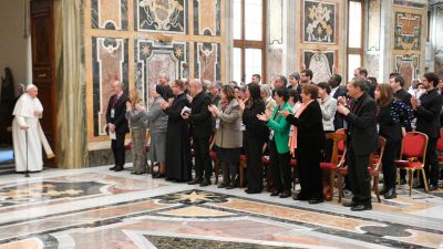 Vaticano: Igreja tem de encontrar «caminhos adequados» para valorizar papel das mulheres, diz o Papa