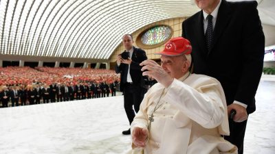 Vaticano: «A solidariedade deve ser globalizada», indicou o Papa perante milhares de voluntários da Cruz Vermelha italiana