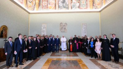 Vaticano: «É preciso falar de paz» e rejeitar a «retórica belicista», afirmou o Papa