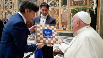 Vaticano: Papa recebe Federação Italiana de Dama, passatempo comum «entre os migrantes», que vivem «situações de grande incerteza e apreensão» e «encontram alívio»
