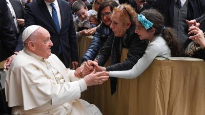 Vaticano: «A marginalização dos idosos corrompe todas as fases da vida, não apenas a da velhice», diz Papa em encontro com milhares de avós e netos