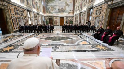 Vaticano: Papa afirma que com Deus no coração é possível fecundar «de esperança» campos estéreis