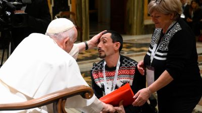 Vaticano: Papa denuncia « descarte» que empurra mais frágeis para «cultura da morte»