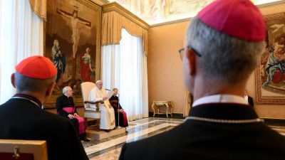 Vaticano: Papa pede respeito pelos doentes e critica sociedade que procura «eficácia a todo o custo»