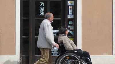 Vaticano: Nova declaração sublinha dignidade das pessoas com deficiência, questionando «cultura do descarte»