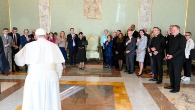 Vaticano: Instituições académicas têm o dever de «desenvolver corações generosos e consciências atentas à dignidade de cada pessoa» - Papa