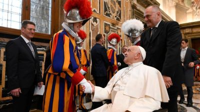 Vaticano: Papa recebeu em audiência a Guarda Suíça, em dia de juramento de novos membros