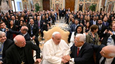 Vaticano: Papa sublinha missão do médico de família, enquanto prestador de cuidados e figura «capaz de dar calor humano»