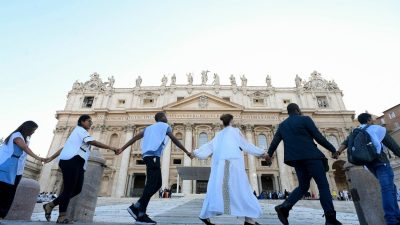 Vaticano: Papa participa em encontro sobre fraternidade humana e reúne-se com crianças
