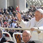 Vaticano: Papa diz que amor é mais do que dizem músicas e «influencers»