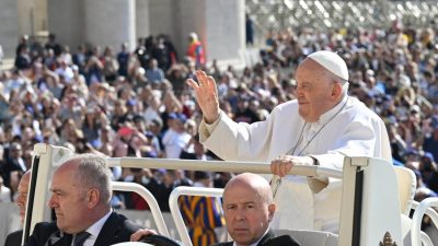 Vaticano: Papa diz que amor é mais do que dizem músicas e «influencers»