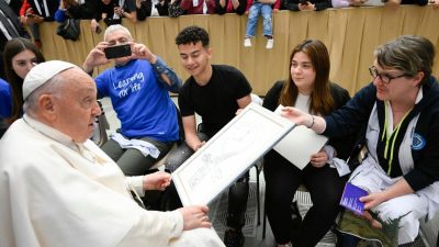 Vaticano: Papa denuncia «tragédia» do abandono escolar