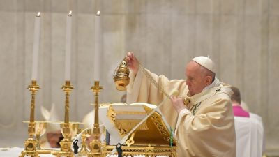 Vaticano: Papa critica «rubricismo» na liturgia