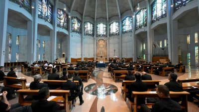 Vaticano: Papa encontrou-se com jovens sacerdotes de Roma
