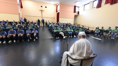 Vaticano: Papa encontrou-se com jovens de paróquia romana (c/fotos)