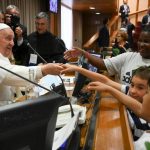 Vaticano: Papa encontrou-se com crianças para lançar convite à paz