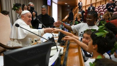 Vaticano: Papa encontrou-se com crianças para lançar convite à paz