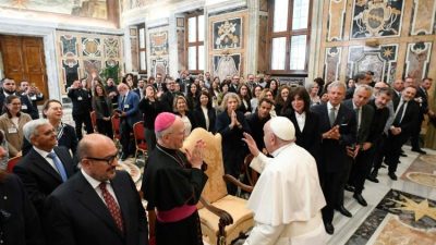 Vaticano: Papa convida a «incluir e nunca excluir ninguém das fontes de conhecimento»