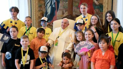Vaticano: Papa encontra-se com crianças vítimas de guerra