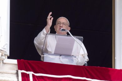 Vaticano: Papa pede liberdade perante dinheiro e poder, para estar ao «lado dos últimos»
