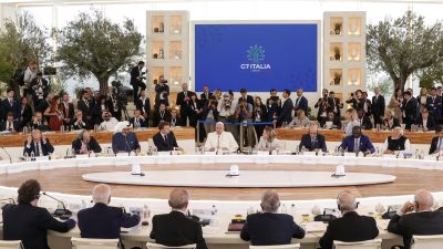 G7: Francisco diz que dependência de «escolhas das máquinas» coloca humanidade em risco