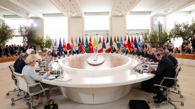 G7: Papa desafia líderes mundiais a travar uso autónomo da inteligência artificial em cenários de guerra