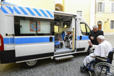 Vaticano: Papa oferece ambulância para vítimas da guerra na Ucrânia