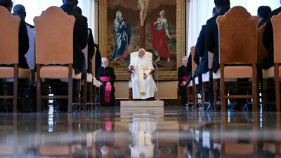 Vaticano: Papa reforça apelo à formação de diplomatas da Santa Sé «para estarem próximos» das pessoas