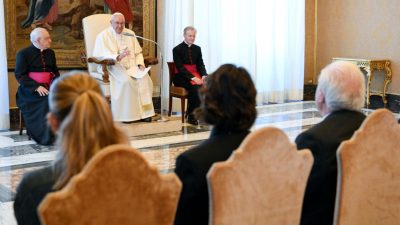 Vaticano: Papa reforça mensagem de que «dinheiro deve servir e não governar»