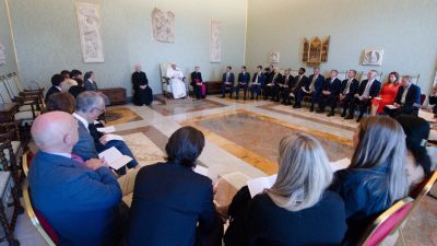 Vaticano: Papa pede a diretores executivos e funcionários que incluam «pobres nas empresas»